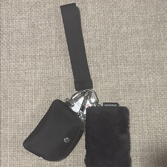 Lululemon Dual Pouch Wristlet in Black plush fleece - Picture 1 of 4